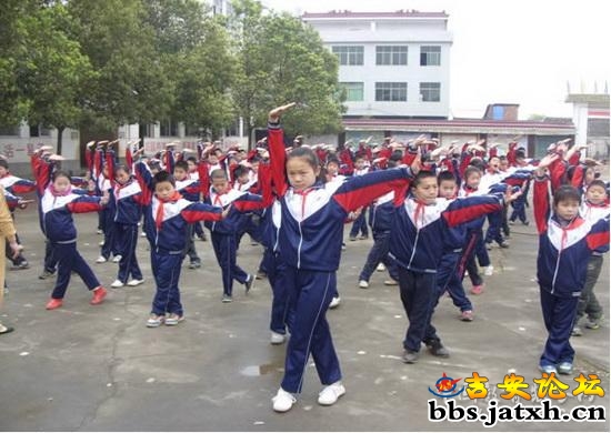 吉安县登龙中心小学首创“阳光武术健身操”