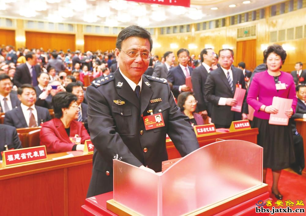 11月14日，中国共产党第十八次全国代表大会闭幕会在北京人民大会堂举行。 这是代表投票选举中央委员会委员、 ...