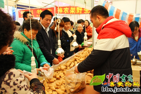 特色小吃大受欢迎。