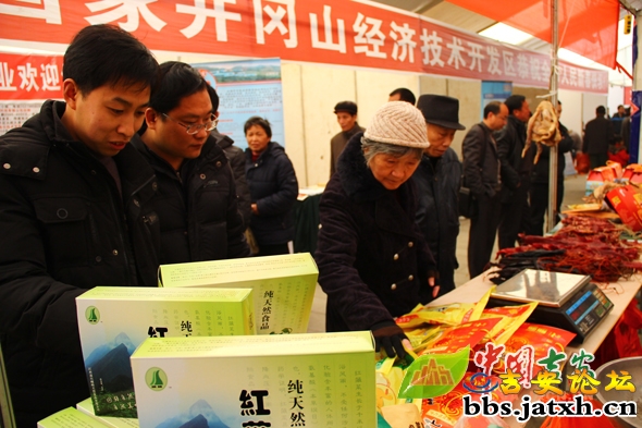 市民在选购商品