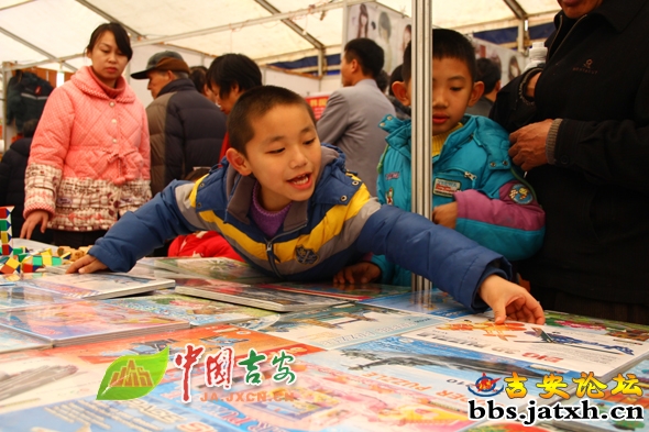 大人买年货，小孩选玩具，“春交会”上小孩找到了自己的乐趣。