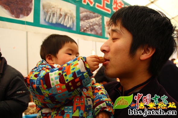 大人买年货，小孩选玩具，“春交会”上小孩找到了自己的乐趣。