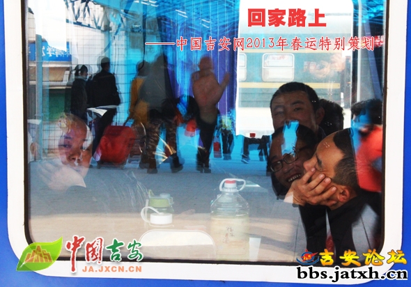 坐在火车里的乘客。
