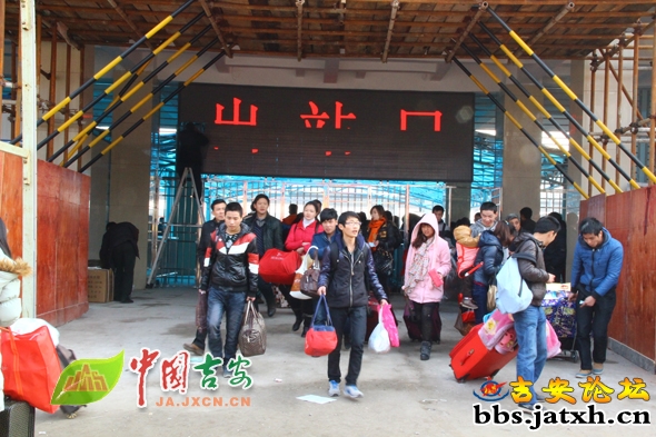 一群返乡学生从吉安火车站新出站口走出。