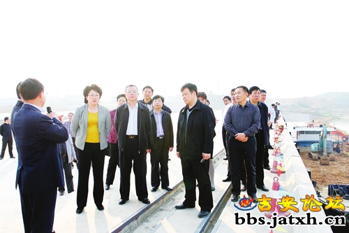 3月8日，吉安市党政代表团一行在上饶市委书记董仚生等领导陪同下，考察上饶市万年县综合码头。