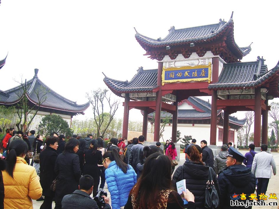 参加活动人员在庐陵文化生态园庐陵民俗馆参观