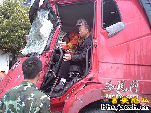 大货车驾驶室已经严重变形，司机被方向盘死死卡主