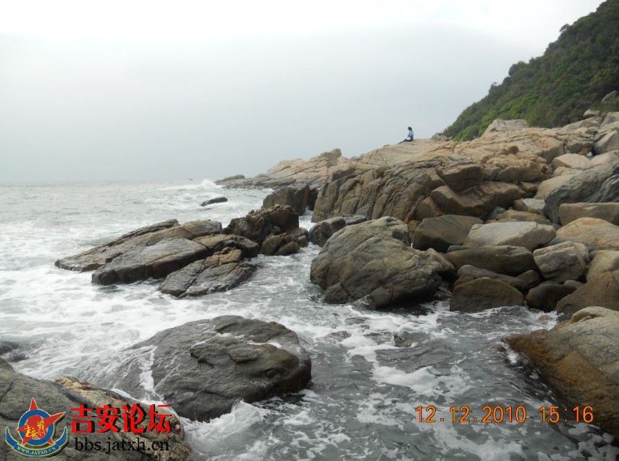 这岩石不知道毁了多少人的手脚了
