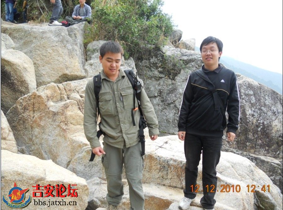 哈哈哈，你们说这俩人干啥呢