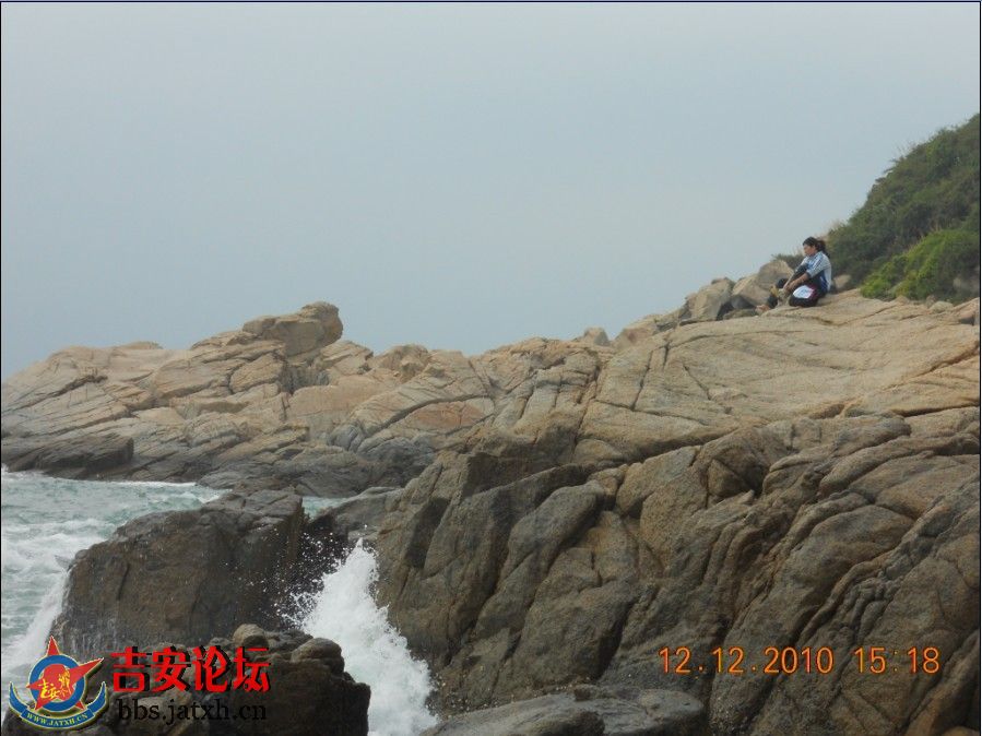 岩石，上面也不知道是谁家落下一MM